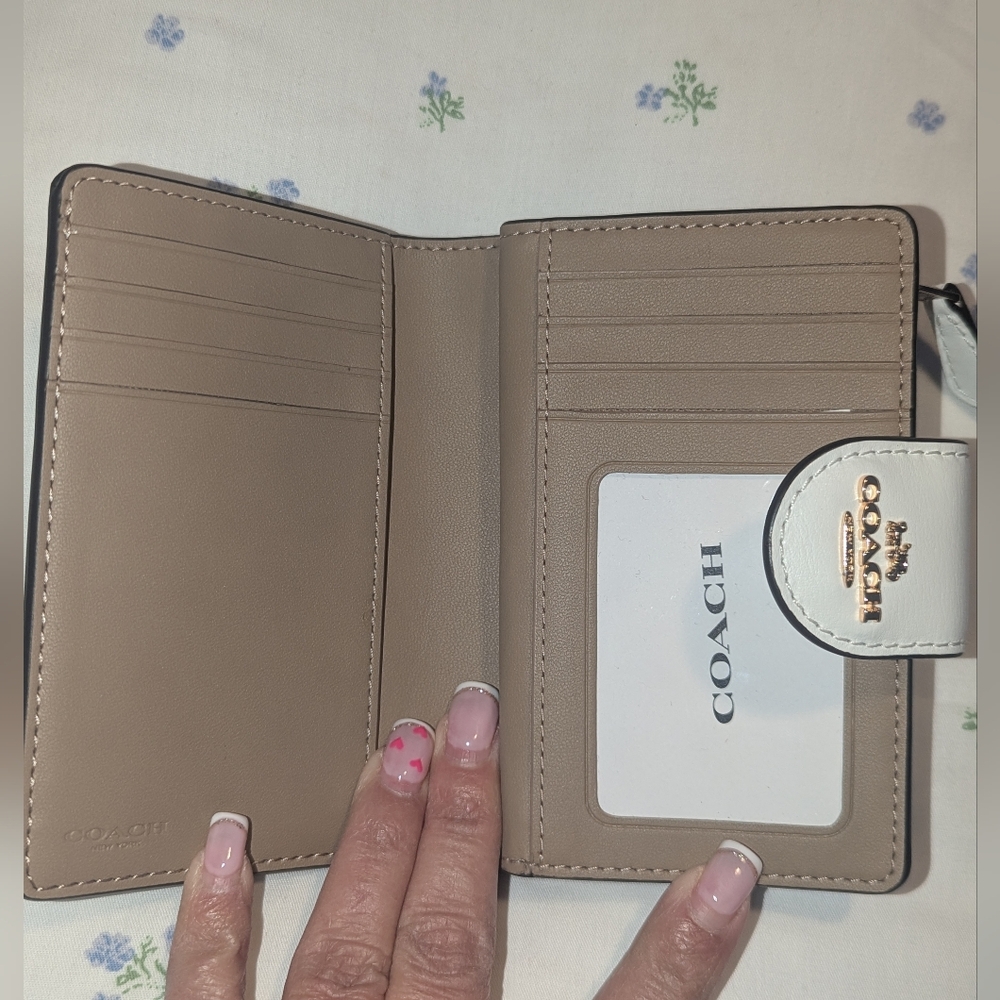 Coach Medium Corner Zip Wallet - NWOT - Picture 5 of 9